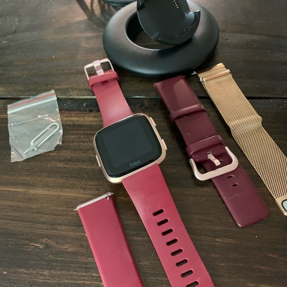 Fitbit Versa Smartwatch with Charger and Bands - Picture 2 of 6